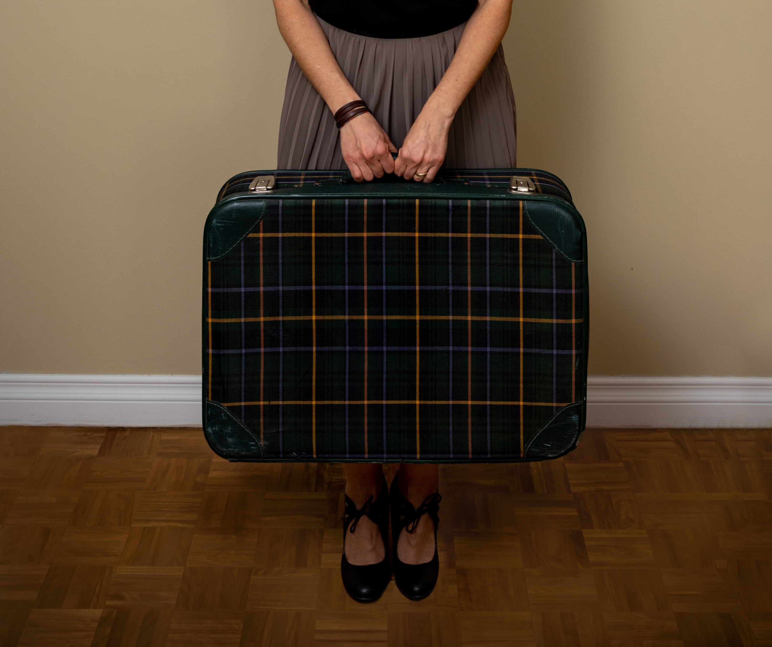 Une femme tient une valise