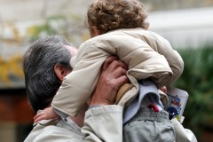 Calano ancora i residenti in Italia. Sempre più vecchi, età media sale a 45 anni