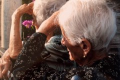 Il maltrattamento degli anziani è ancora un tabù?