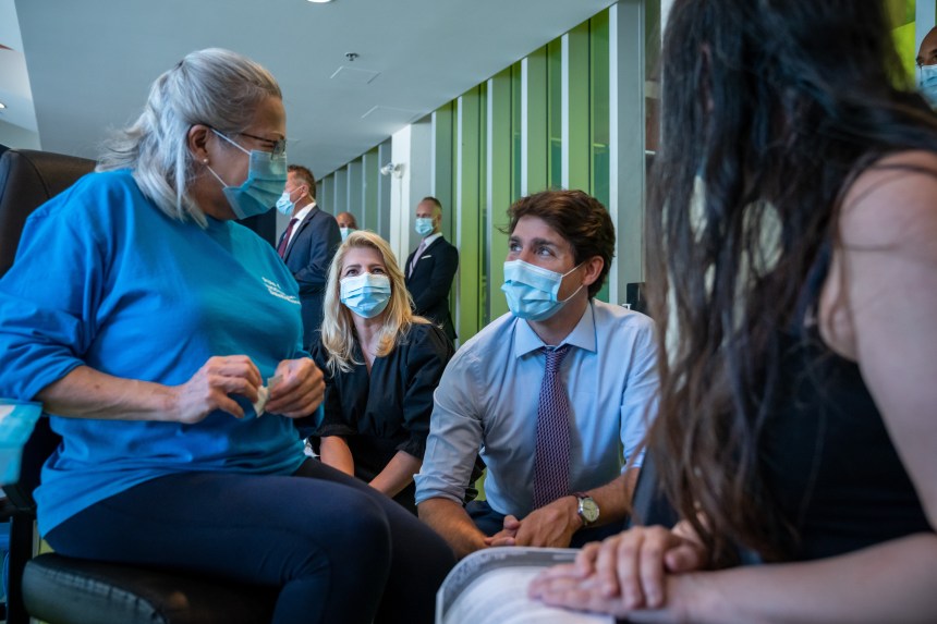 Vaccinazione: la visita di Trudeau a Saint-Michel