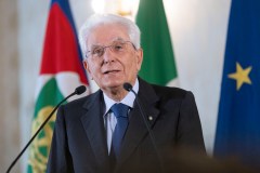 Quirinale, le casalinghe e i giovani chiedono il bis di Mattarella