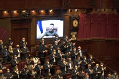 Zelensky al Parlamento italiano: «Immaginatevi Genova come Mariupol»