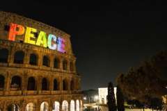 Ucraina, Greenpeace proietta un messaggio di pace sul Colosseo