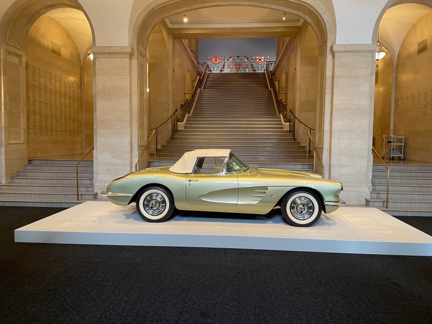 La Corvette Fancy Free entra al Museo di Belle Arti di Montréal
