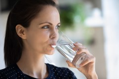 Il benessere psicologico si alimenta con un bicchiere d’acqua